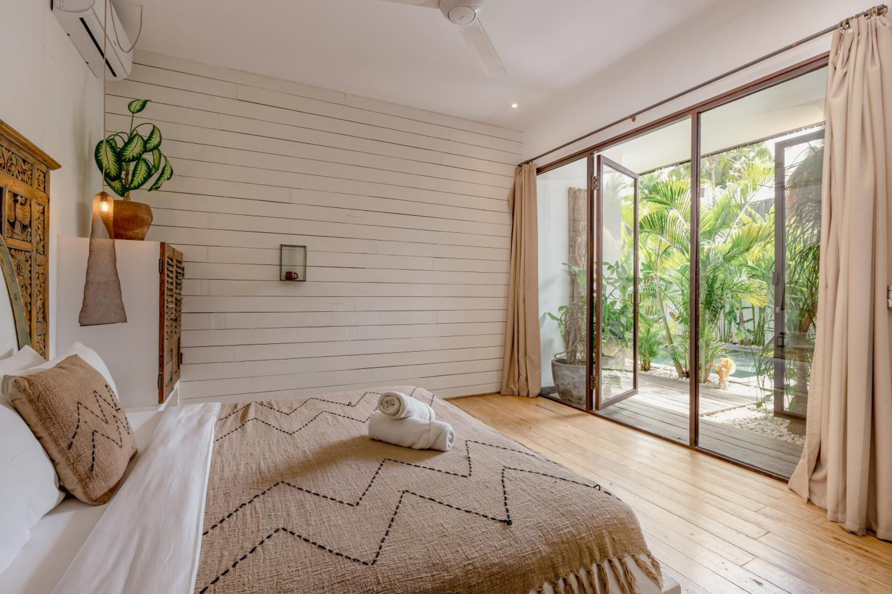 Villa Elwood - Stylish Boho Chic 3BR Villa in Umalas, Private Parking, Near Finns Canggu view 2