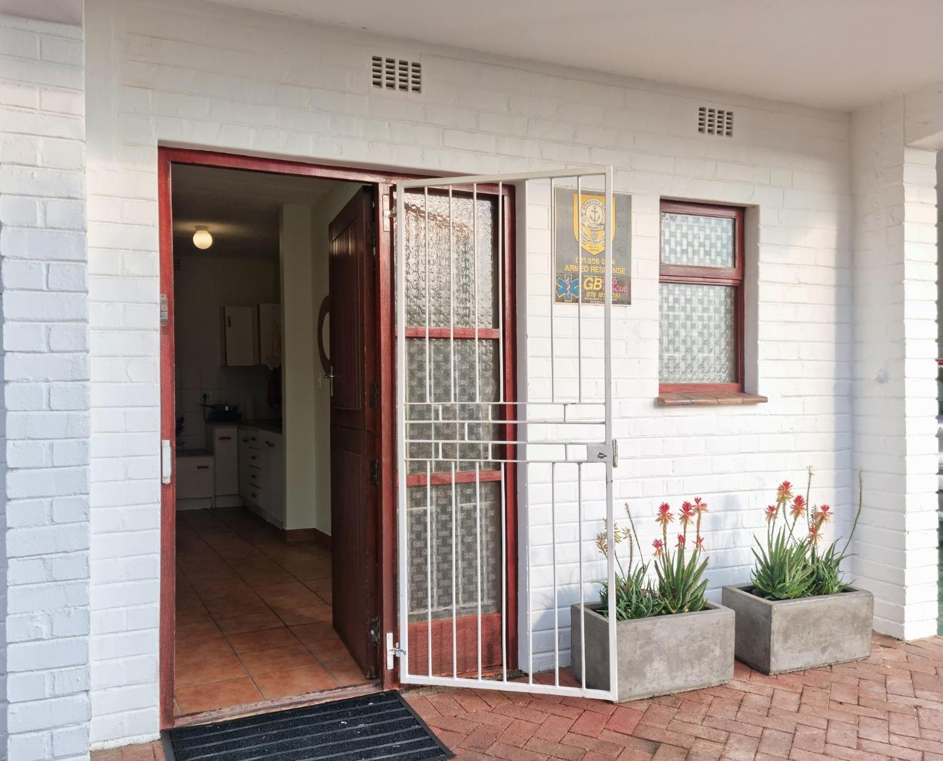 Loft Cottage, sleeps 2. Central and Cozy! view 4