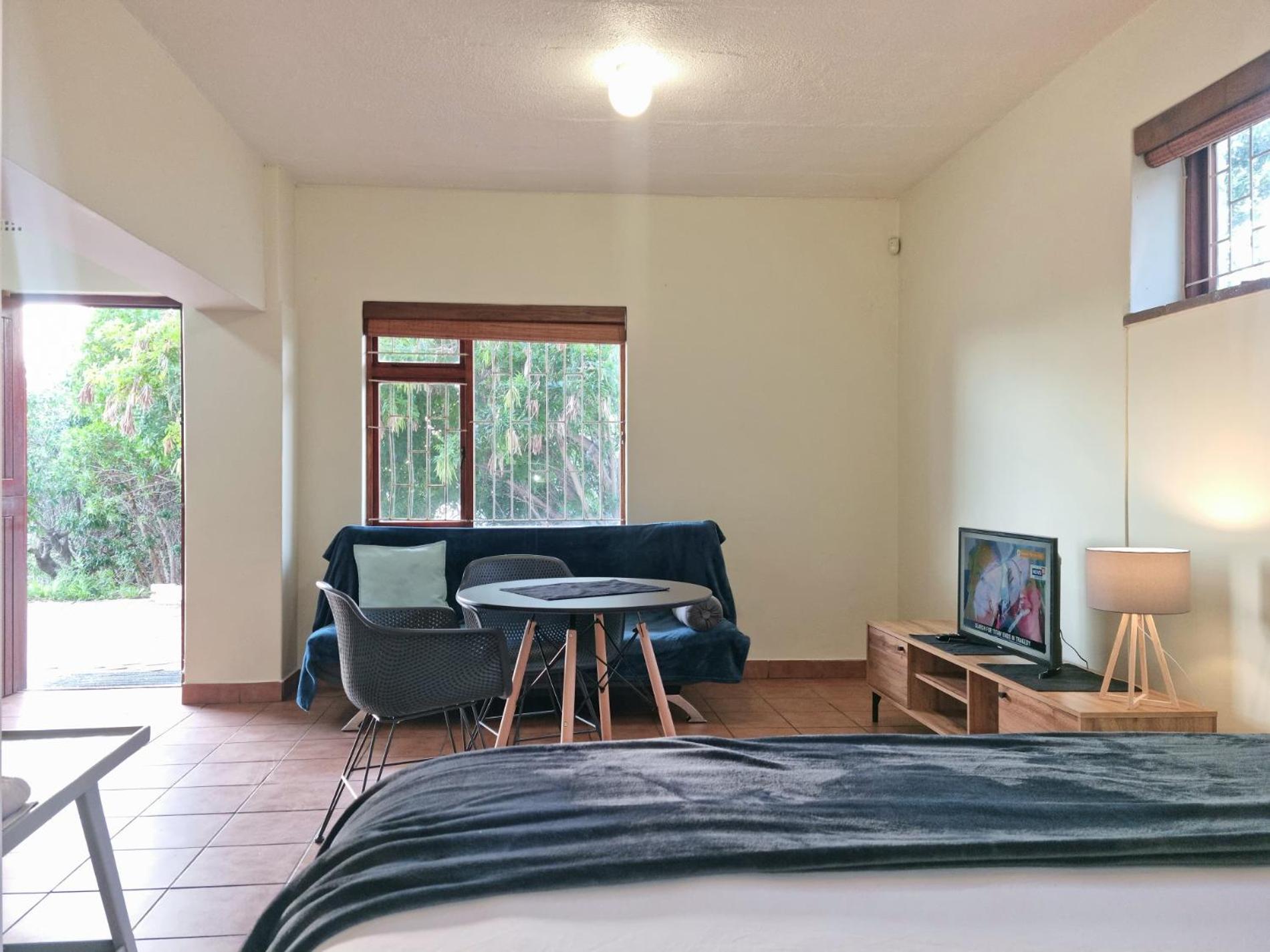 Loft Cottage, sleeps 2. Central and Cozy! view 5