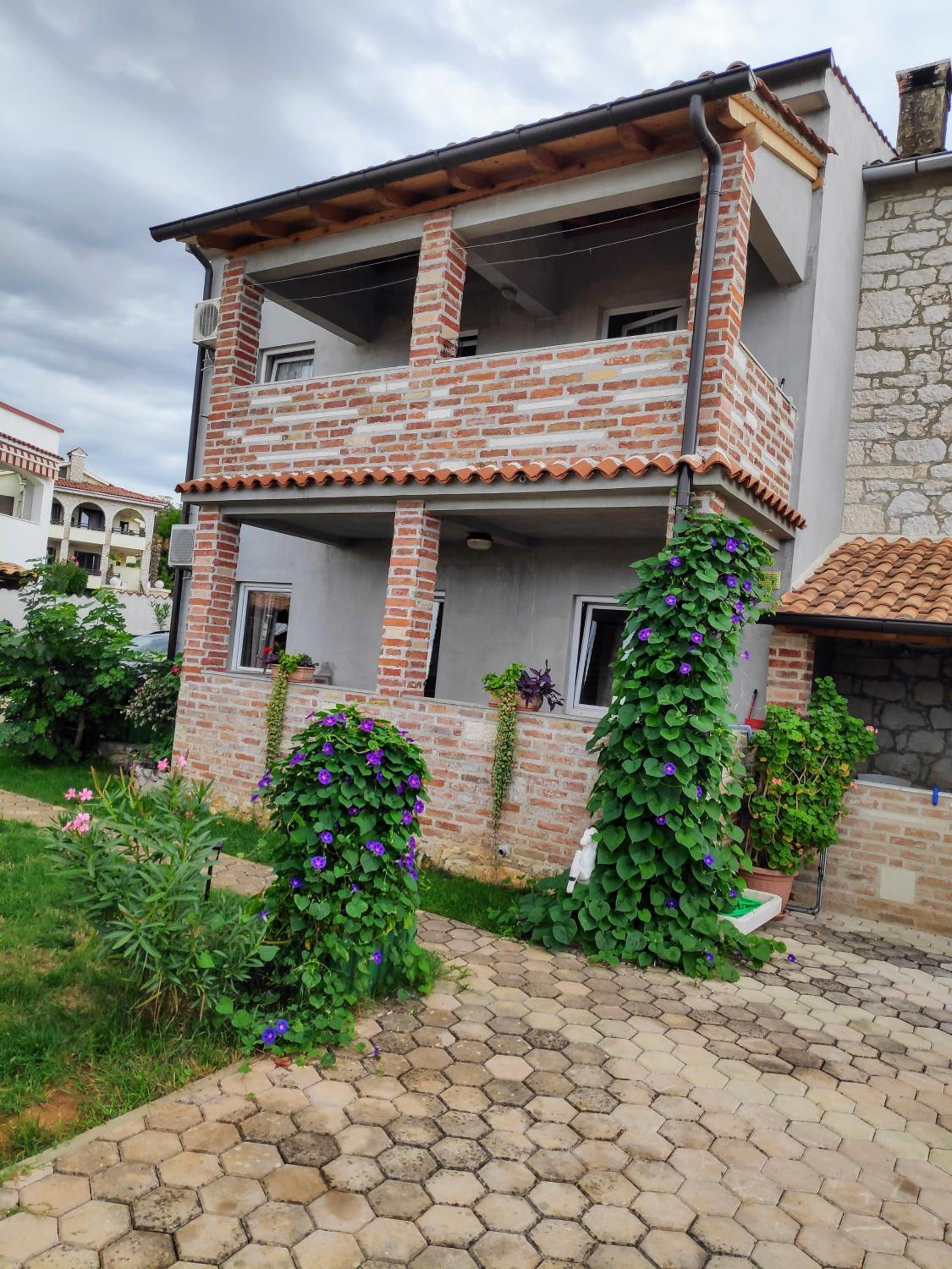 APARTMANI MEMIĆ 100M OD MORA view 2