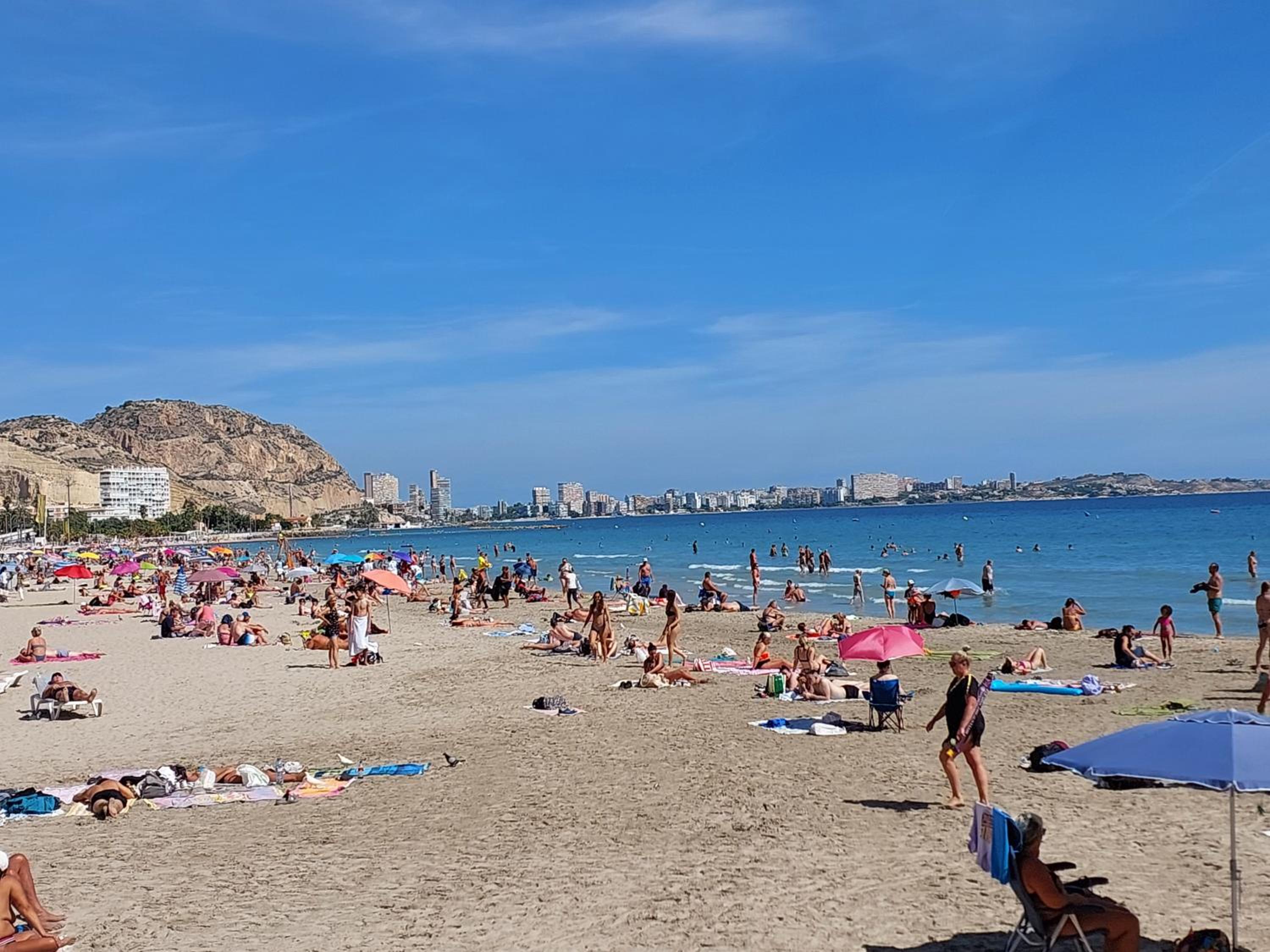 L13 - 5 Bedrooms 2 Baths, Very Large Apartment by the Sea