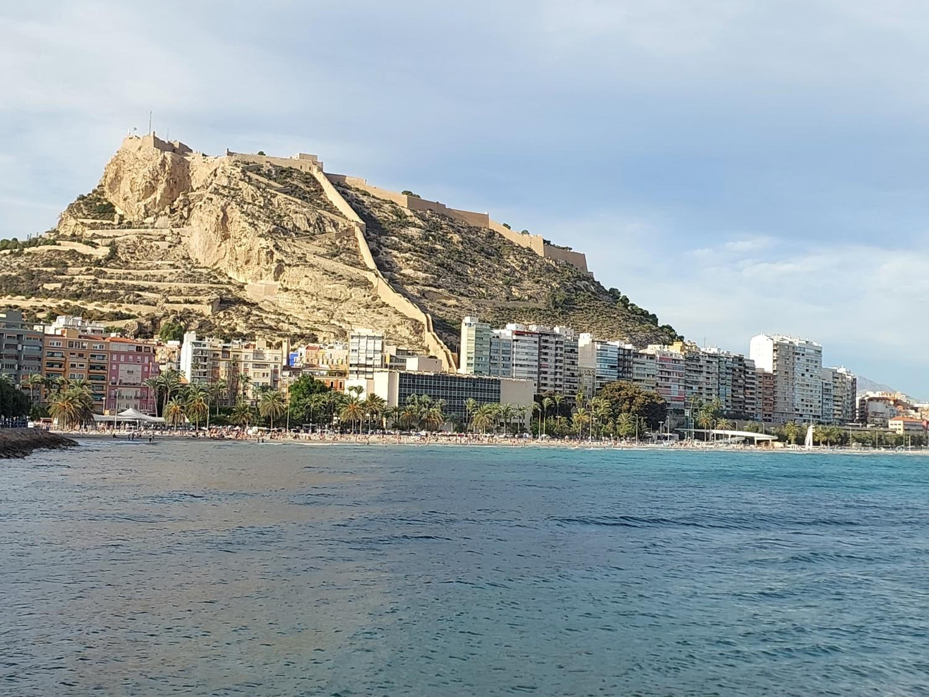L13 - 5 Bedrooms 2 Baths, Very Large Apartment by the Sea