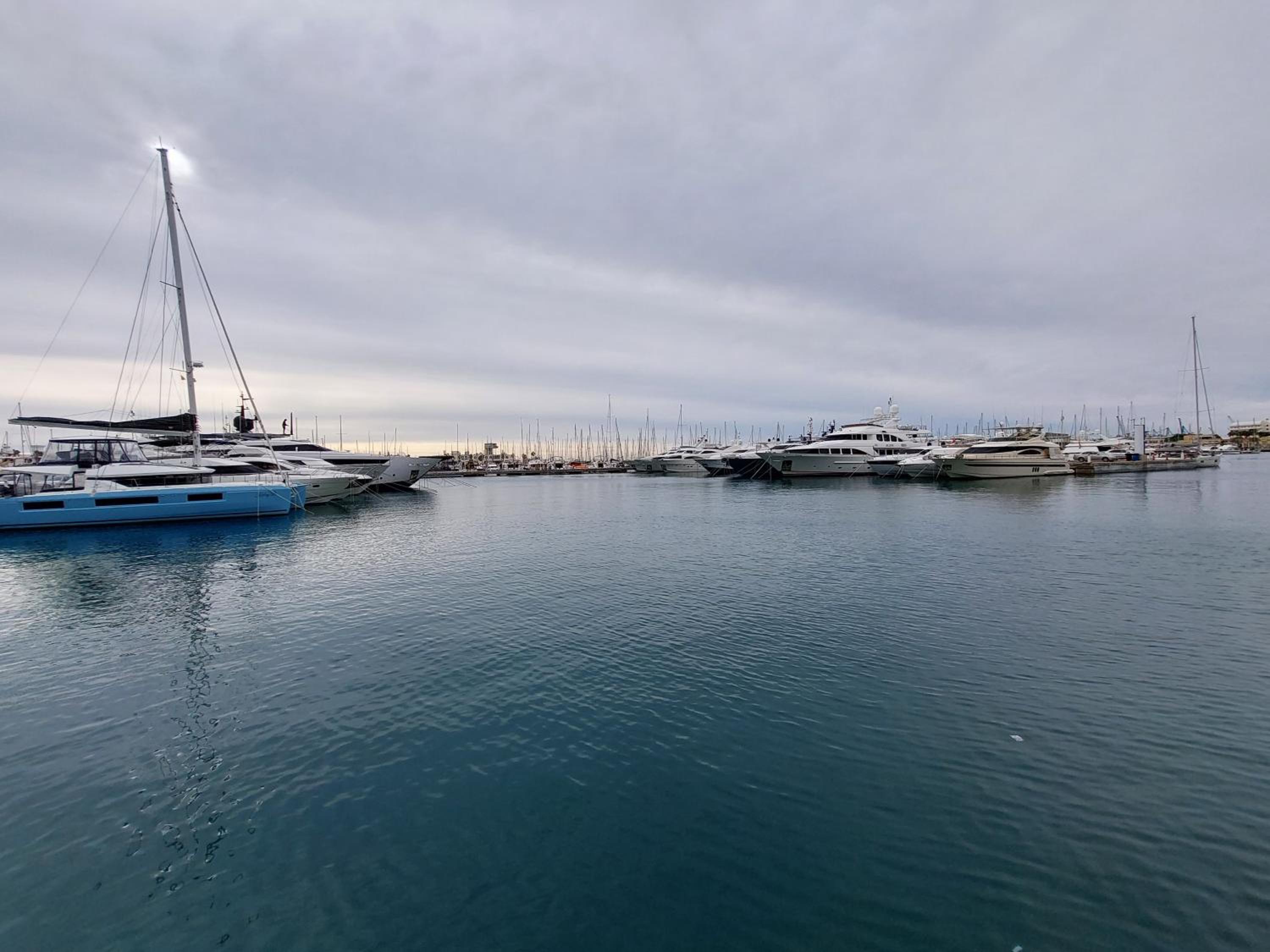 L13 - 5 Bedrooms 2 Baths, Very Large Apartment by the Sea