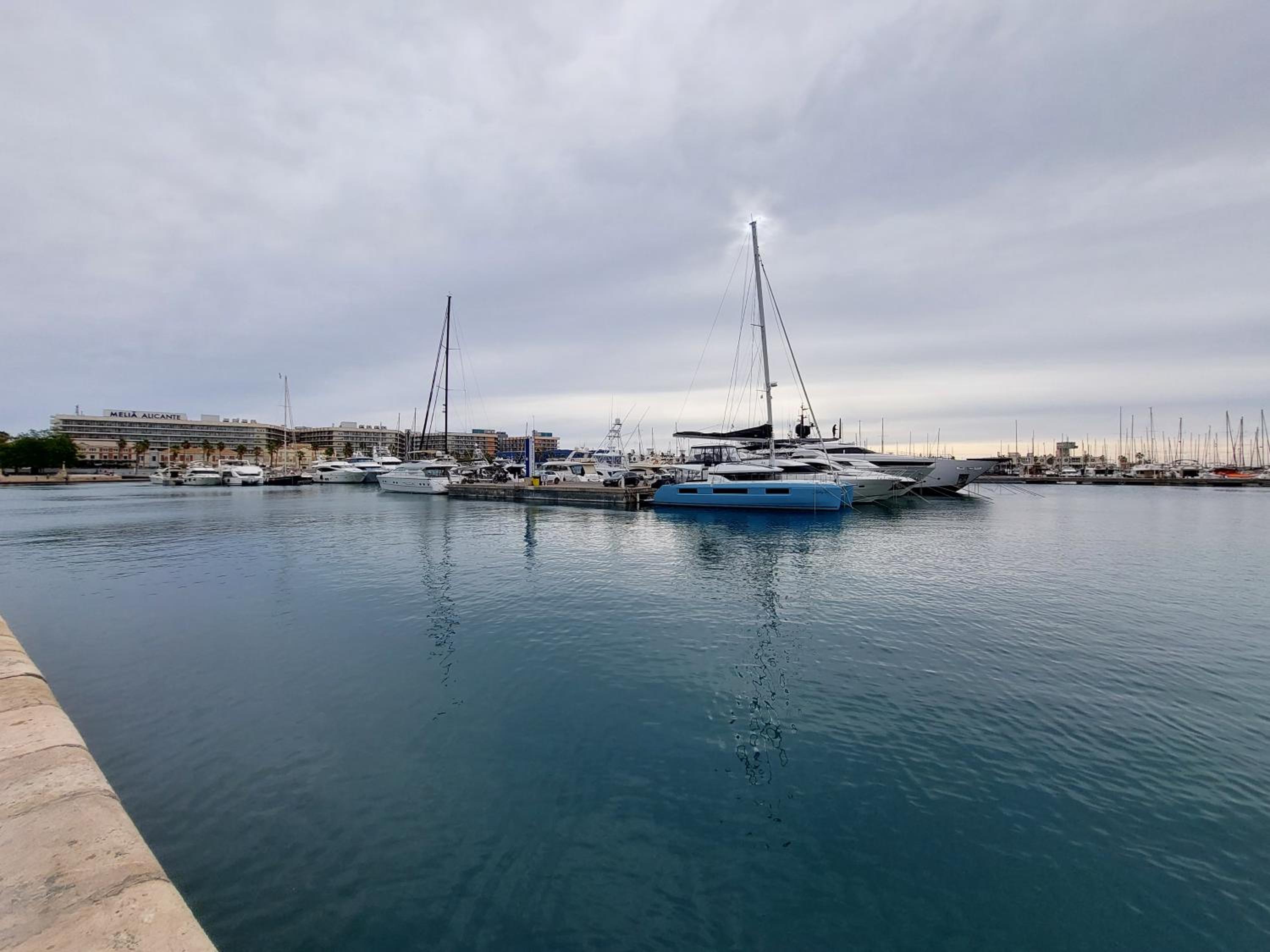 L13 - 5 Bedrooms 2 Baths, Very Large Apartment by the Sea