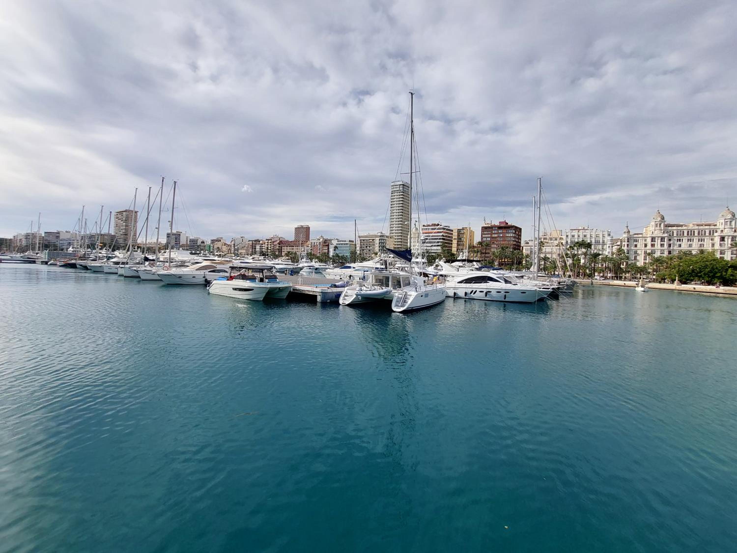 L13 - 5 Bedrooms 2 Baths, Very Large Apartment by the Sea