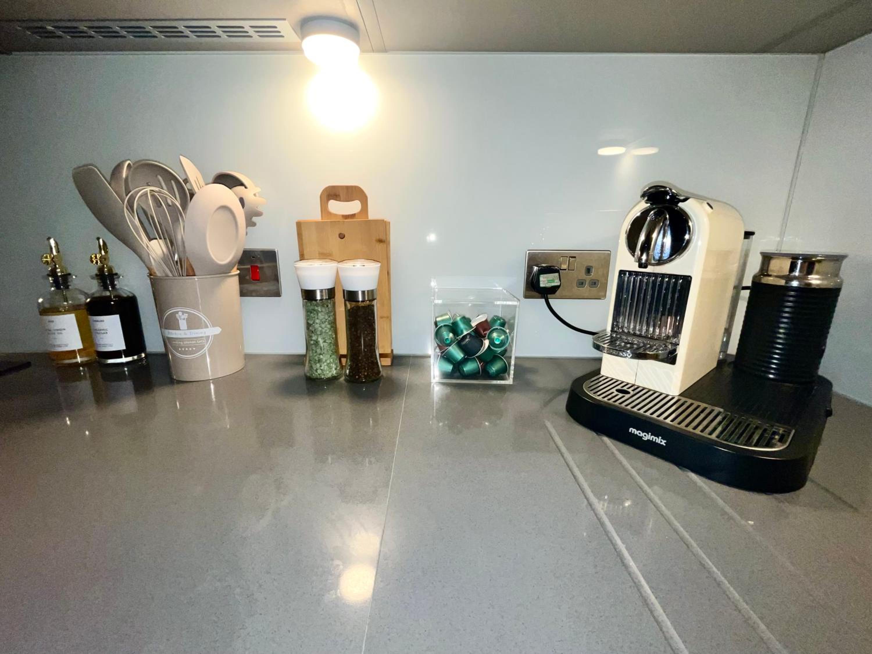 Luxury Modern 2 Bed Flat with Balcony and City View - Canary Wharf City Center