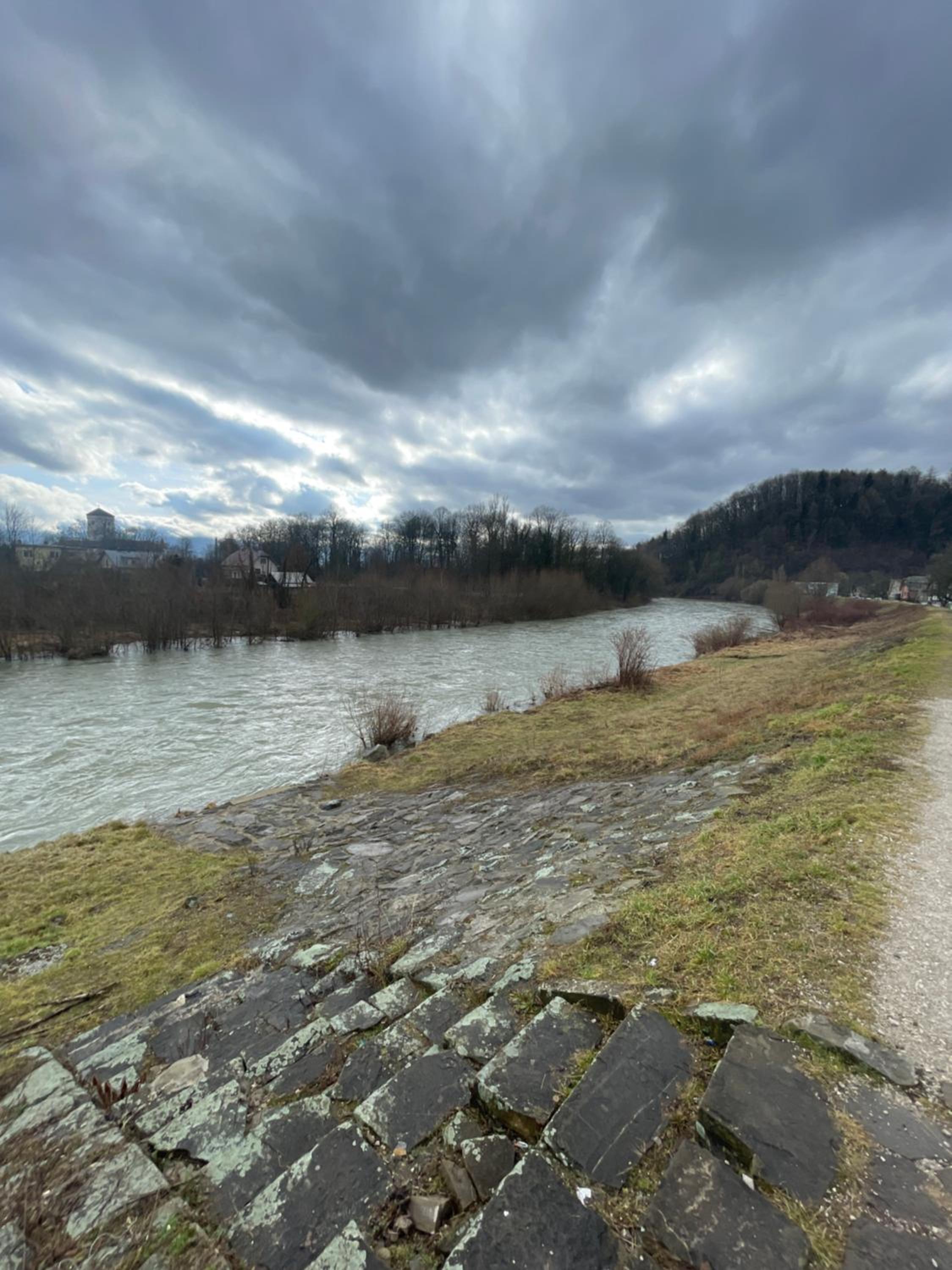 Dom pri rieke s parkovaním