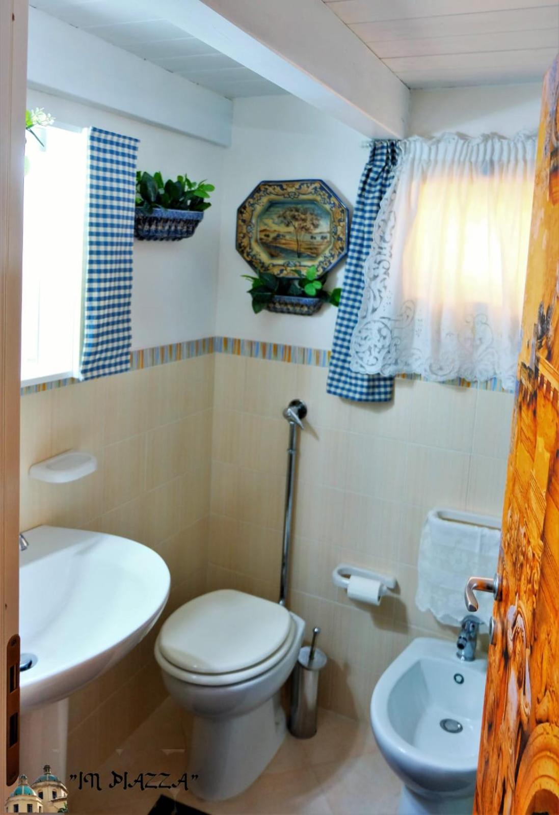 IN PIAZZA en Mazara del Vallo — bathroom