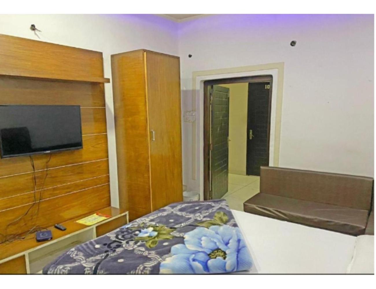 Hotel Adarsh Palace,Saharanpur view 4