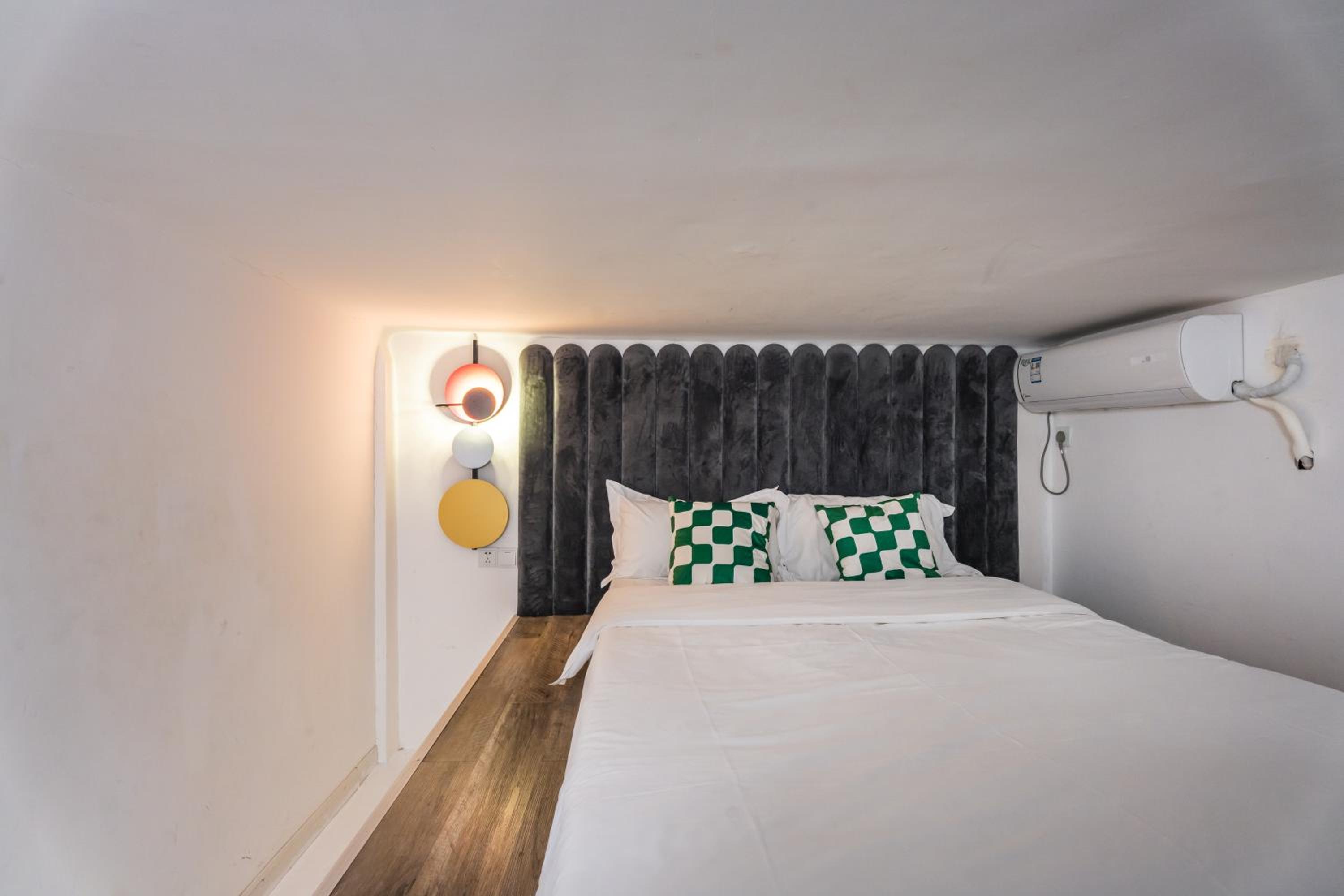 Shanghai Hills& Art Suite 15 - Near Line 1 & 7 Changshu Road Metro