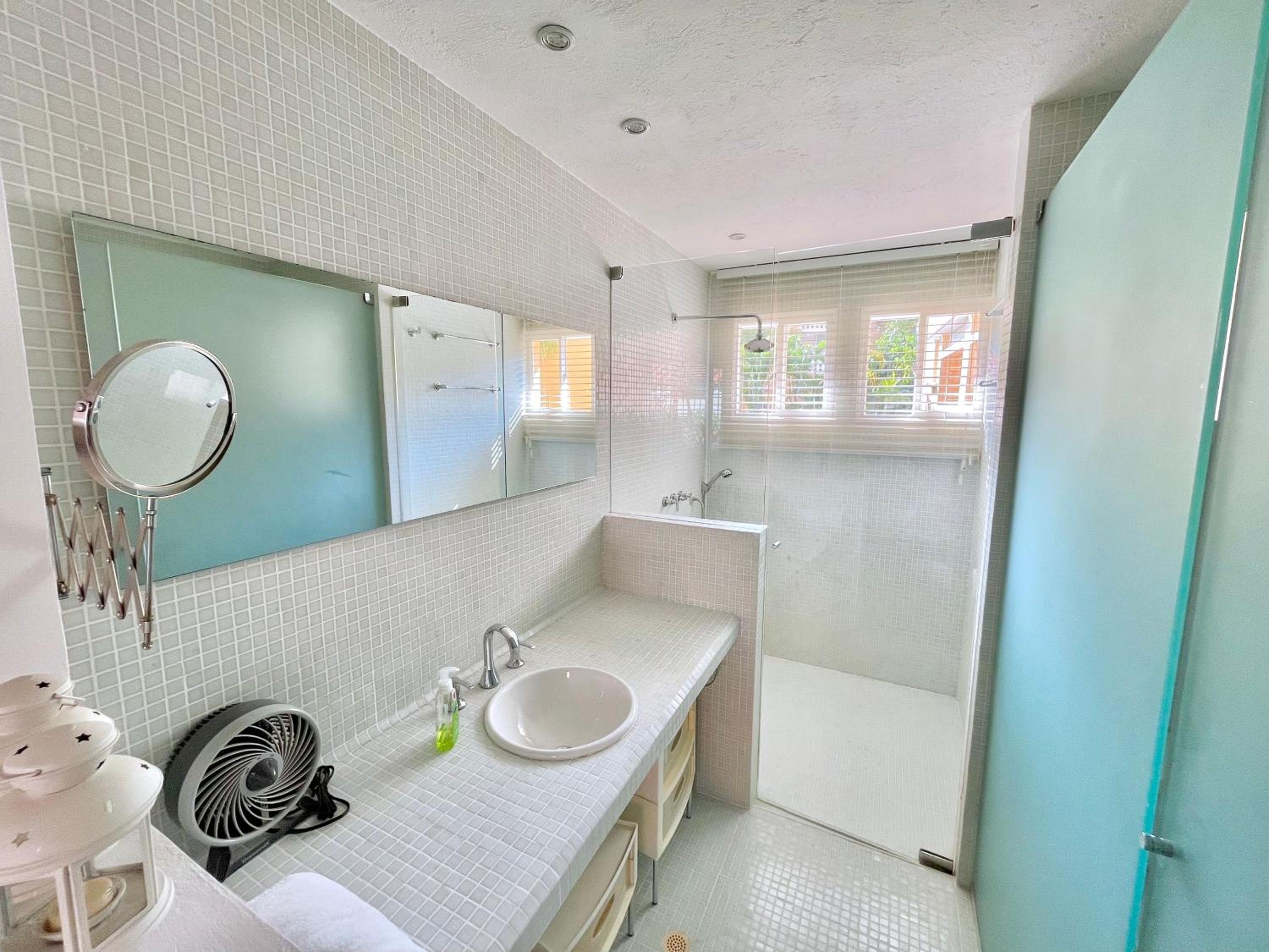 by Calamari Homes - Parque Centenario casa 206 walled city