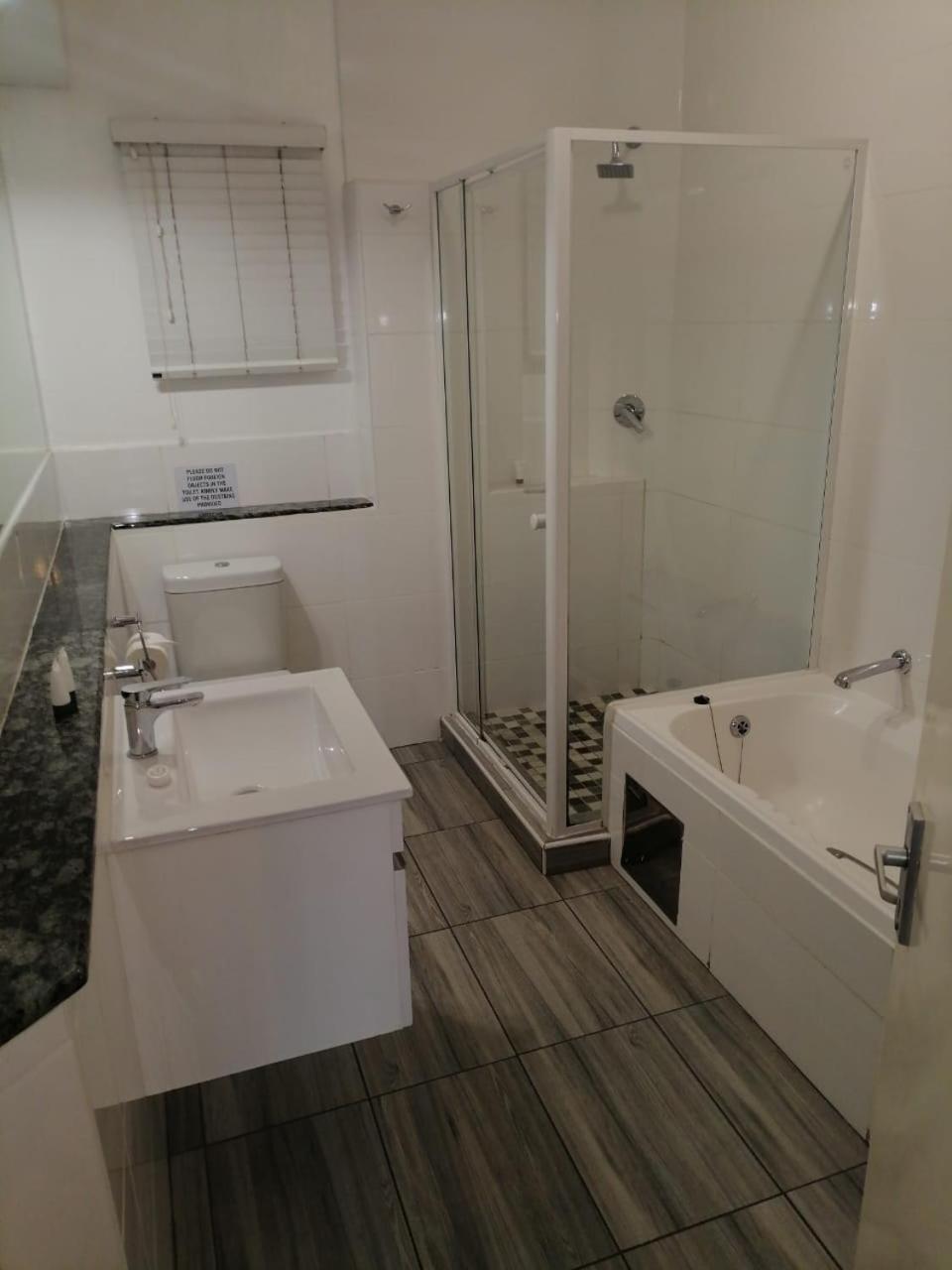 Airport Inn and Suites photo 5