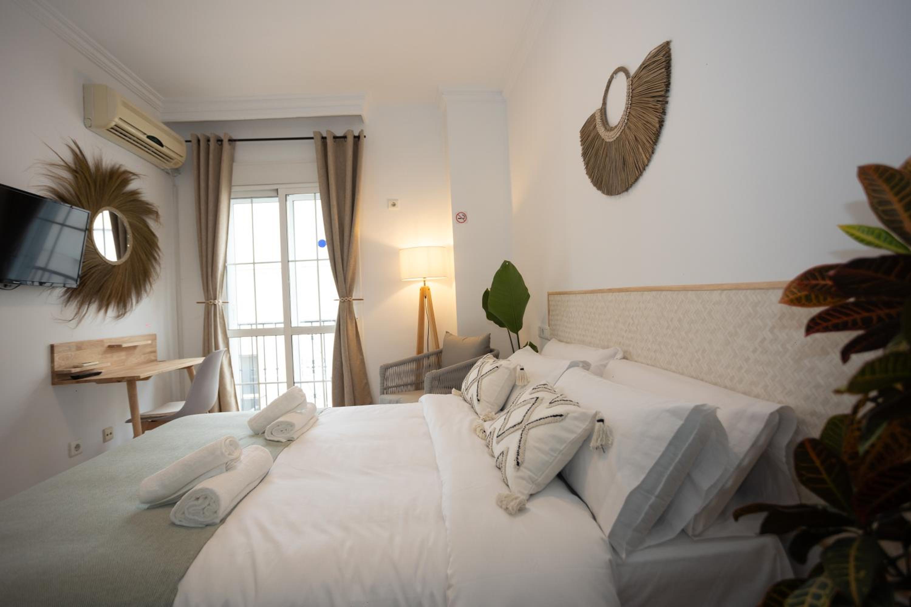 Naim Guest House Nerja