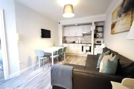 Cosy 1bed apartment with nice patio and fast WIFI F1