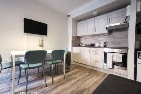 Cosy 1bed apartment with nice patio and fast WIFI F1