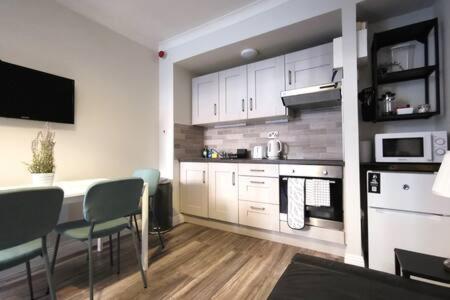 Cosy 1bed apartment with nice patio and fast WIFI F1