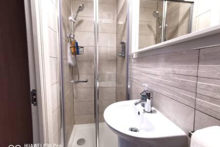 Cosy 1bed apartment with nice patio and fast WIFI F1
