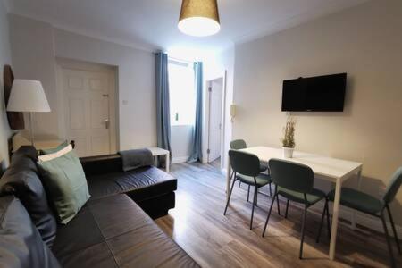 Cosy 1bed apartment with nice patio and fast WIFI F1