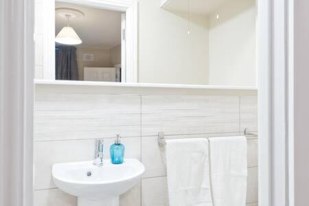 Cosy 1bed apartment with nice patio and fast WIFI F1