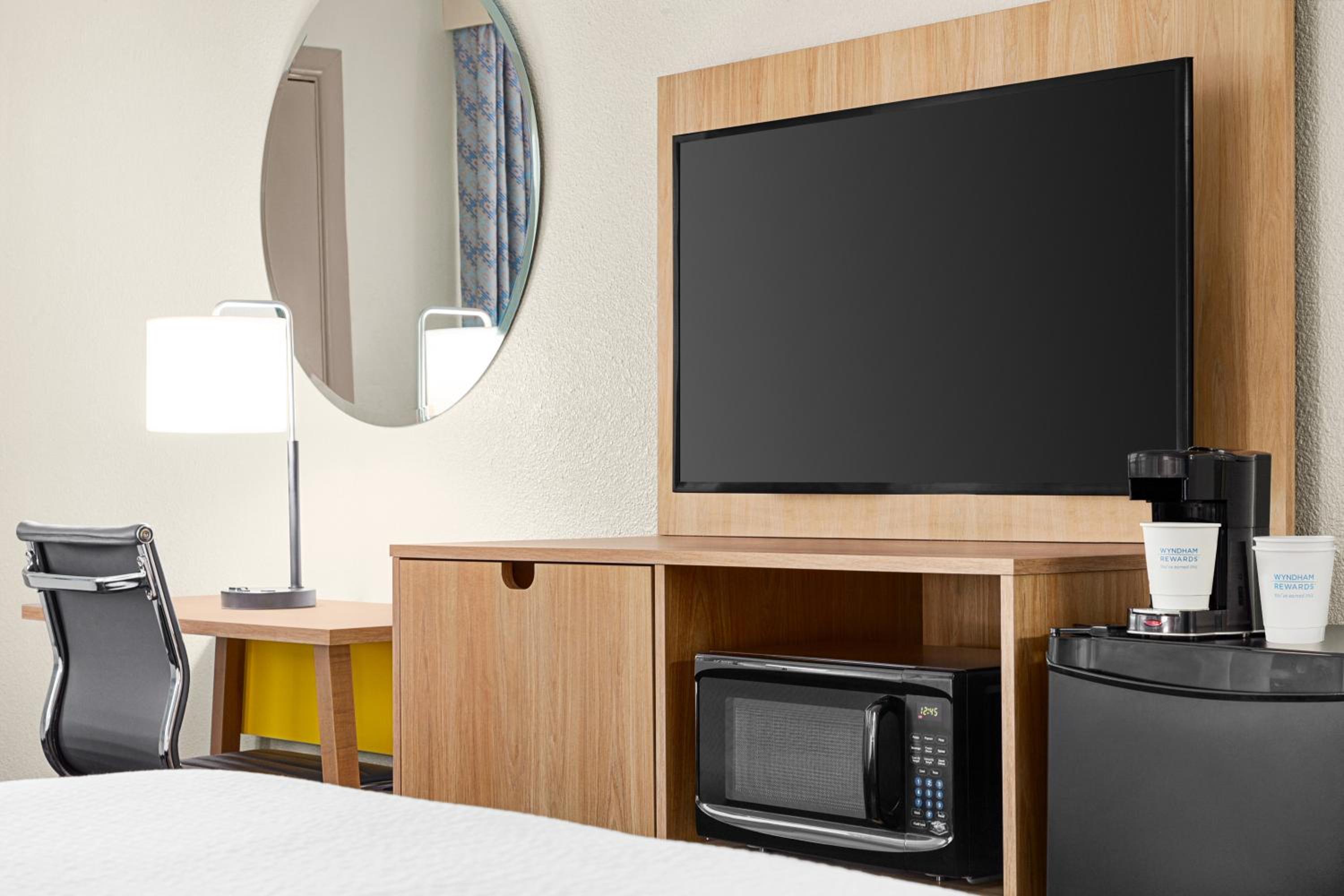 Days Inn by Wyndham Paris view 2