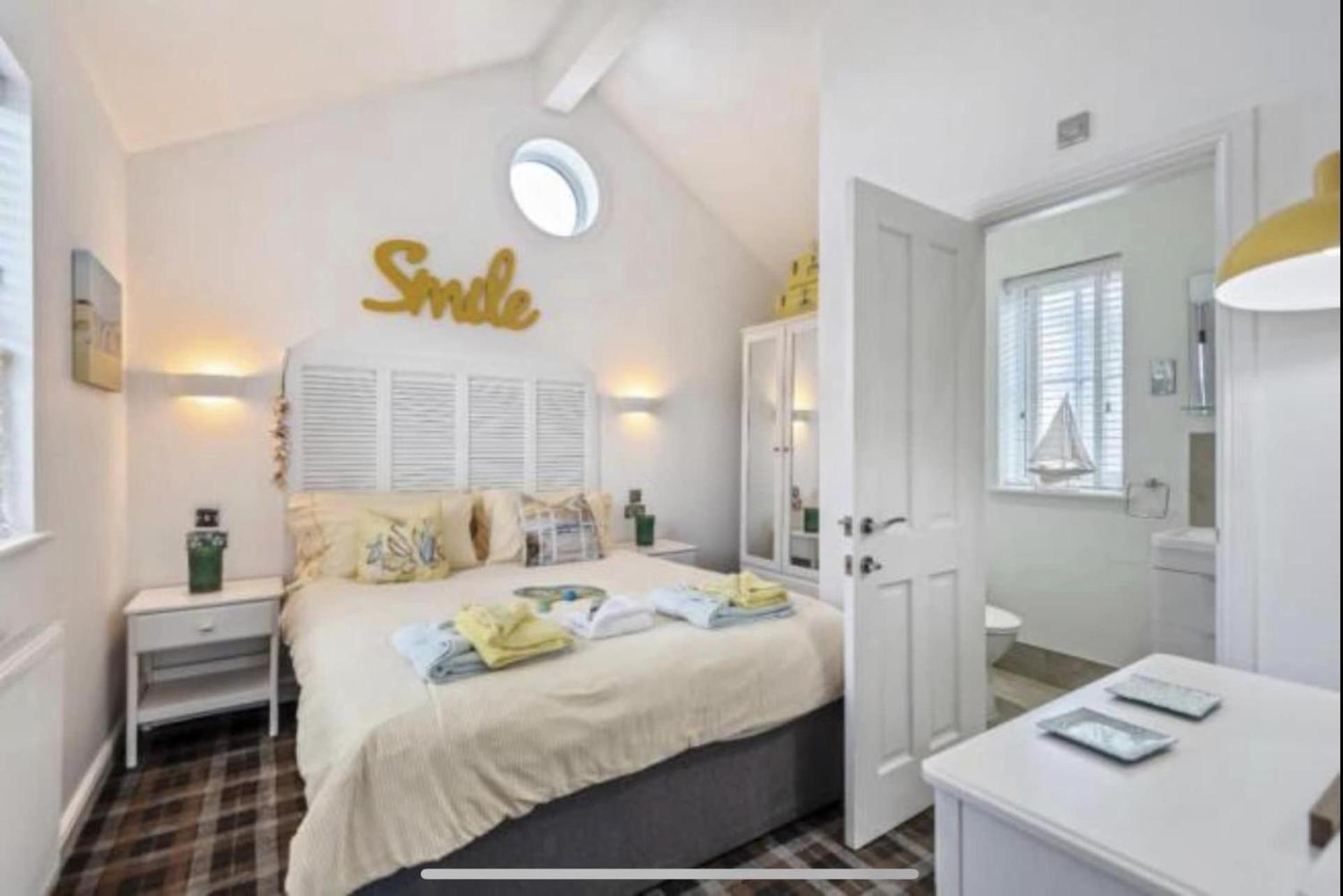 Sand Dollar, The Bay, 2 bedrooms with ensuites, parking for 2 cars, 2 small dogs welcome view 4