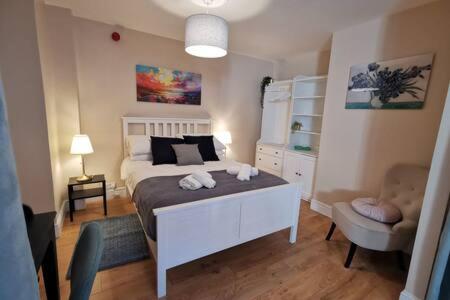 Central Apartment Private patio reliable fast WIFI