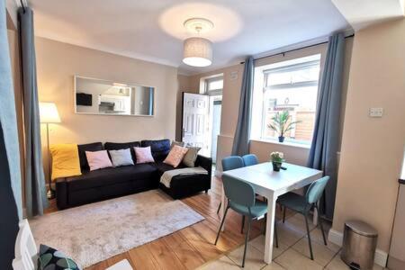 Central Apartment Private patio reliable fast WIFI