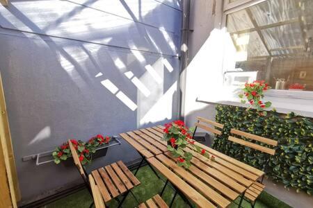 Central Apartment Private patio reliable fast WIFI