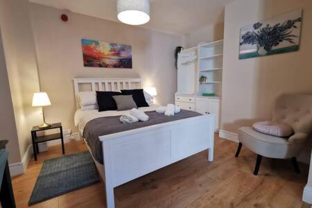 Central Apartment Private patio reliable fast WIFI
