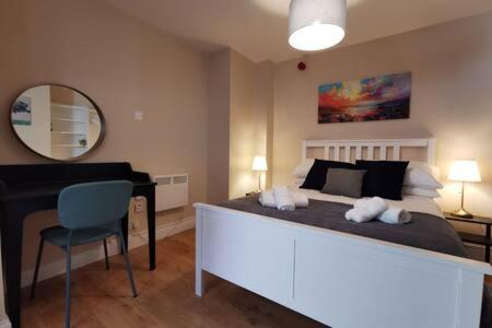 Central Apartment Private patio reliable fast WIFI
