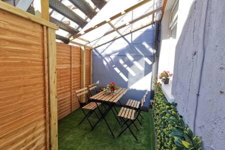 Central Apartment Private patio reliable fast WIFI