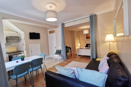 Central Apartment Private patio reliable fast WIFI