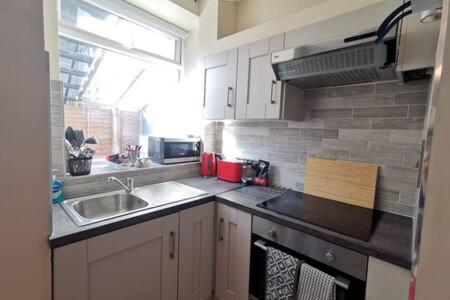 Central Apartment Private patio reliable fast WIFI