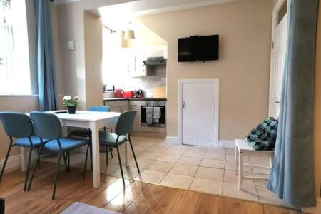Central Apartment Private patio reliable fast WIFI