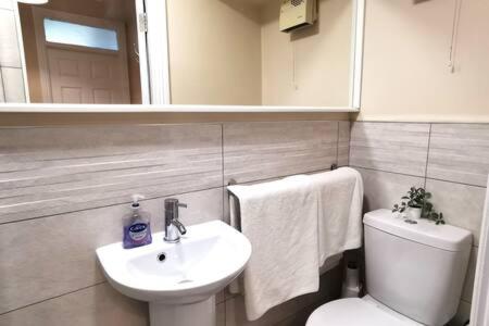 Central Apartment Private patio reliable fast WIFI