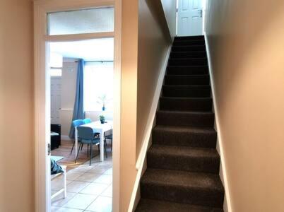 Central Apartment Private patio reliable fast WIFI