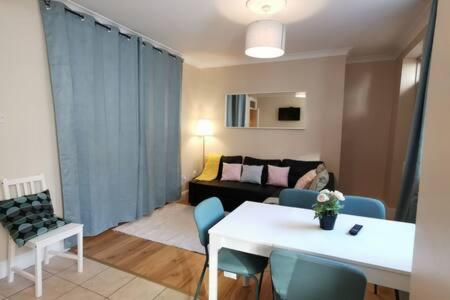 Central Apartment Private patio reliable fast WIFI