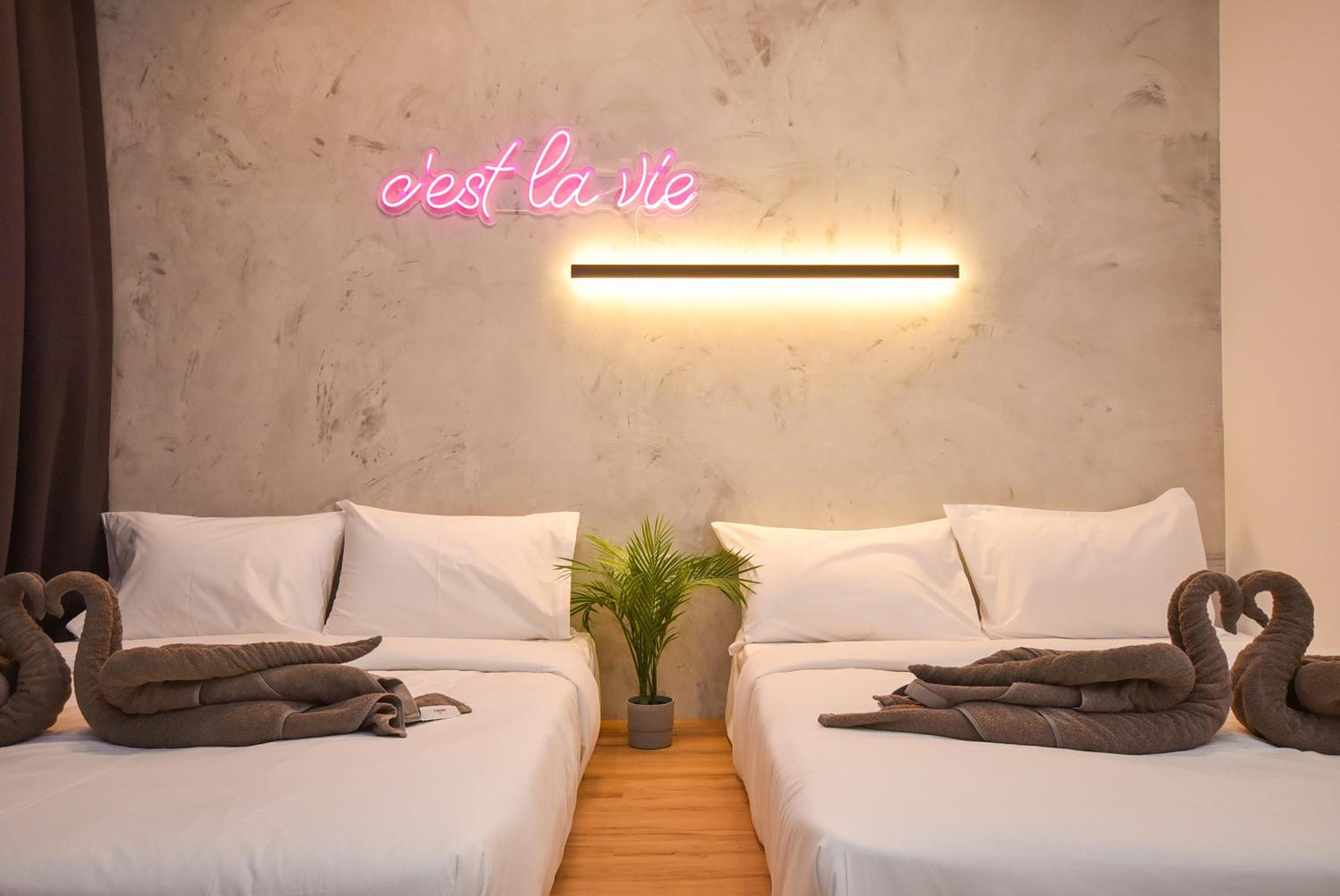 Twin Tower Residence by Nest Home【5 mins walk to CIQ】