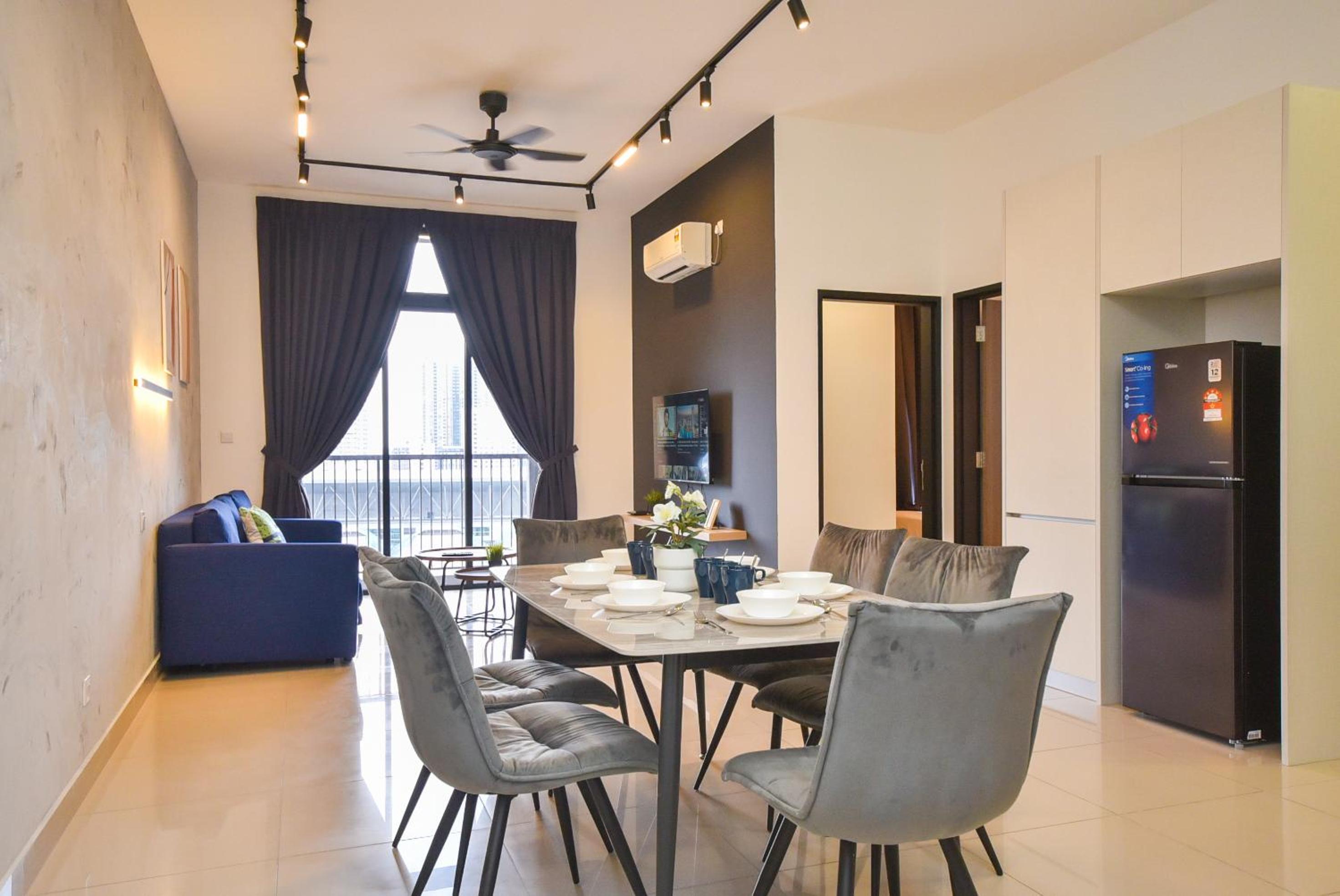 Twin Tower Residence by Nest Home【5 mins walk to CIQ】
