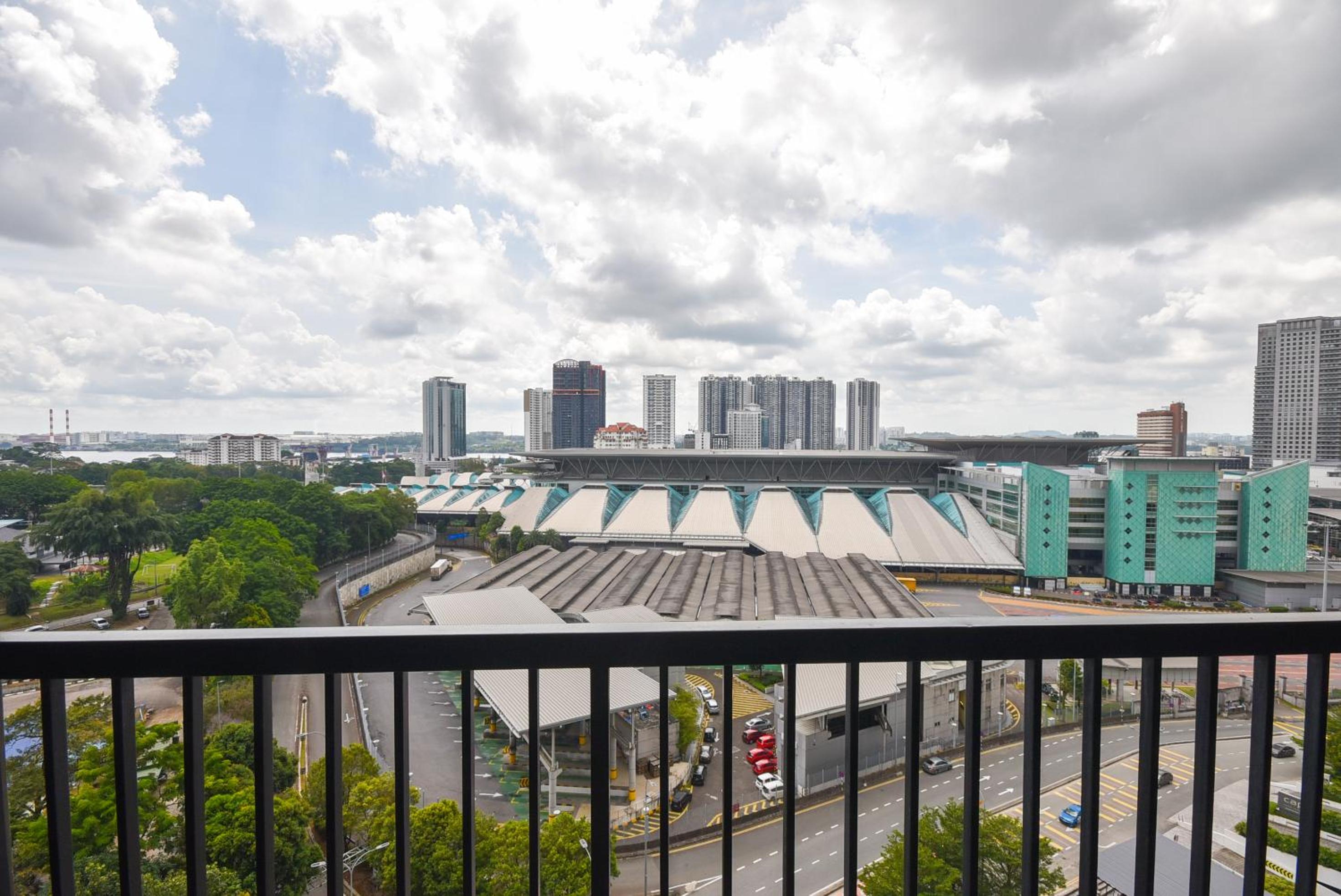 Twin Tower Residence by Nest Home【5 mins walk to CIQ】