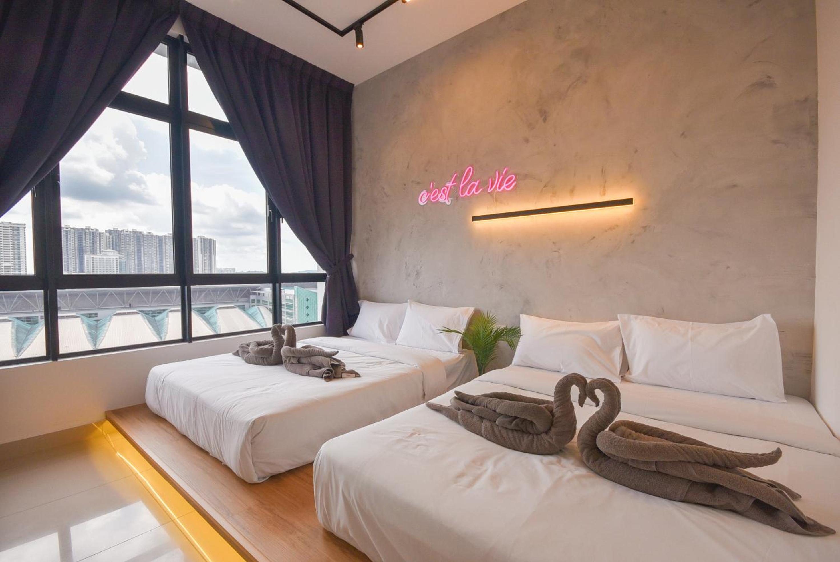 Twin Tower Residence by Nest Home【5 mins walk to CIQ】