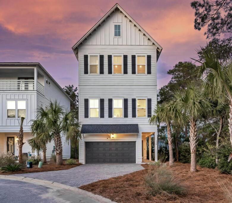 Spacious home 1/2 mile to beach - Bikes - Fire Pit Table - Beach Gear - Infinity Table