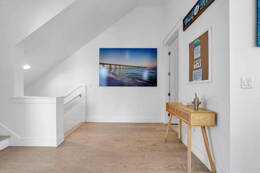 Spacious home 1/2 mile to beach - Bikes - Fire Pit Table - Beach Gear - Infinity Table