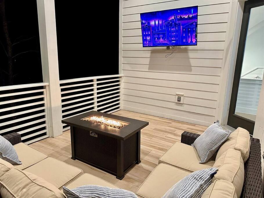 Spacious home 1/2 mile to beach - Bikes - Fire Pit Table - Beach Gear - Infinity Table