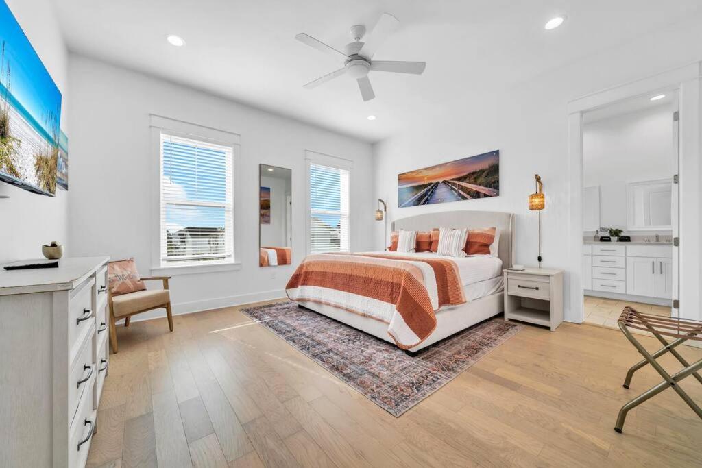 Spacious home 1/2 mile to beach - Bikes - Fire Pit Table - Beach Gear - Infinity Table