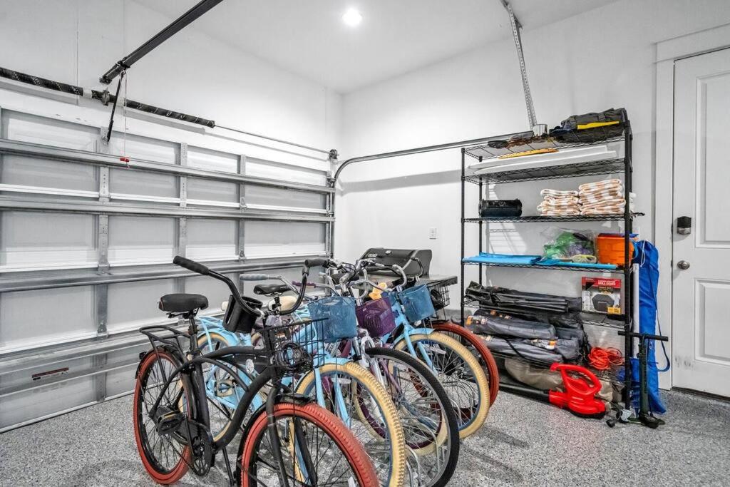 Spacious home 1/2 mile to beach - Bikes - Fire Pit Table - Beach Gear - Infinity Table