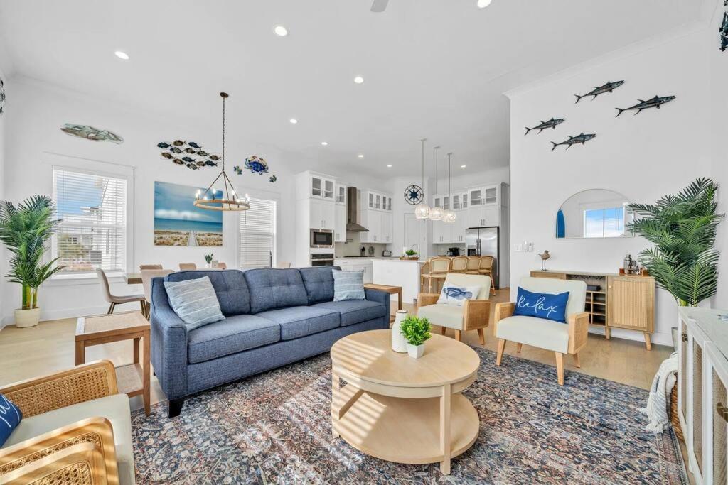 Spacious home 1/2 mile to beach - Bikes - Fire Pit Table - Beach Gear - Infinity Table