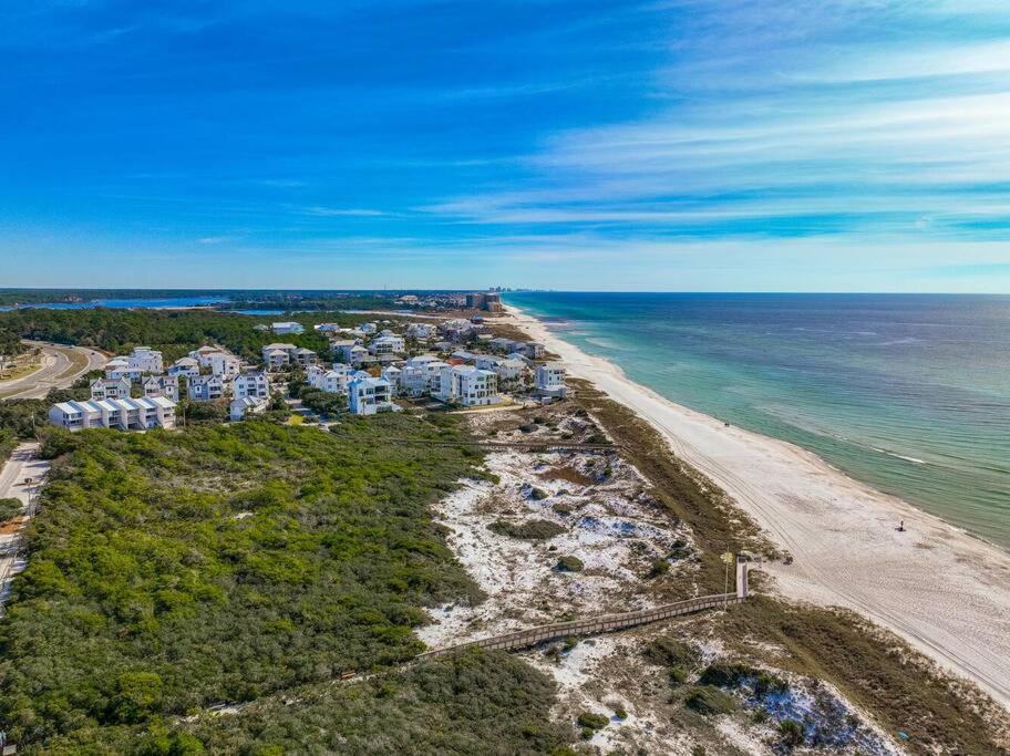 Spacious home 1/2 mile to beach - Bikes - Fire Pit Table - Beach Gear - Infinity Table