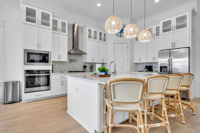 Spacious home 1/2 mile to beach - Bikes - Fire Pit Table - Beach Gear - Infinity Table