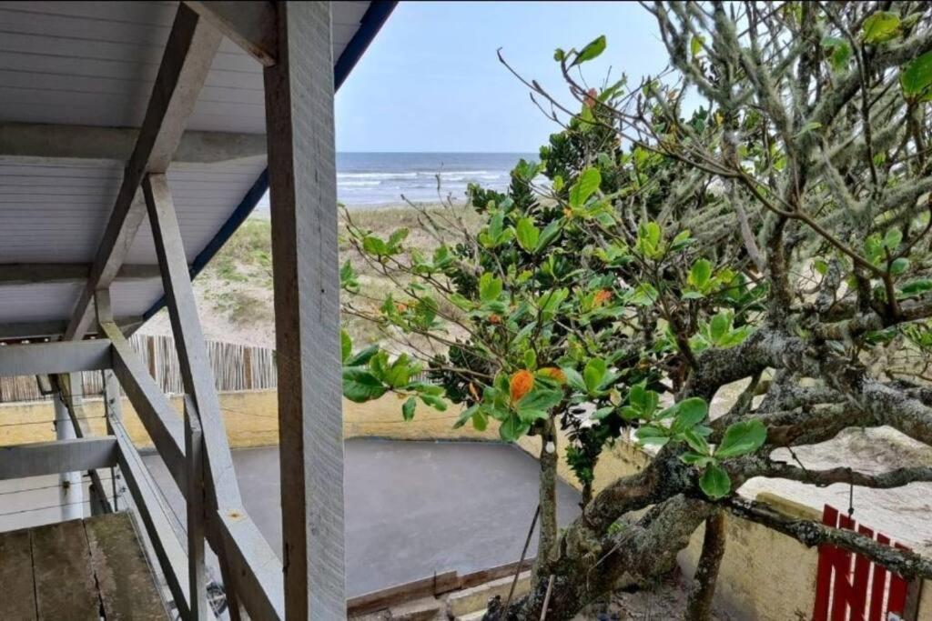 Casa pé na areia frente ao mar. Praia da Juréia.